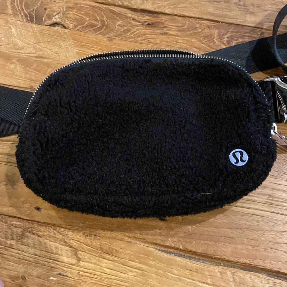 Black Sherpa everywhere belt bag